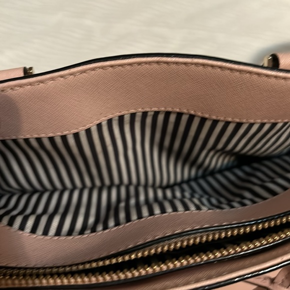 Kate spade purse. Like new - Picture 4 of 6